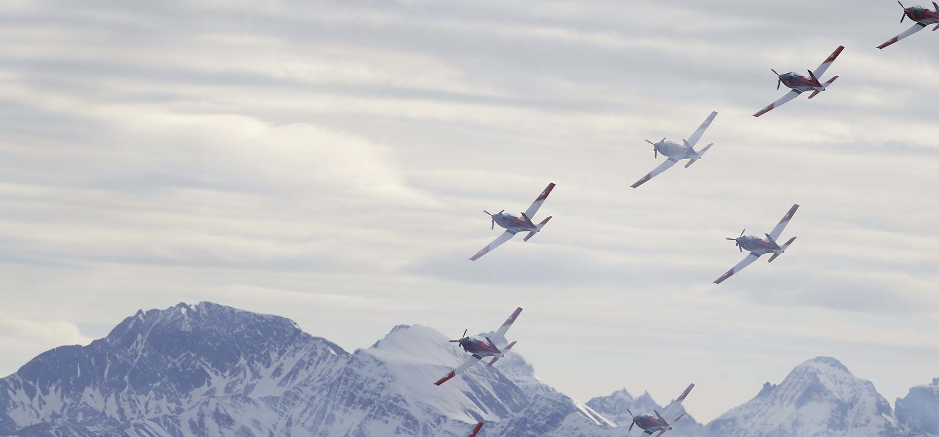 El equipo acrobático suizo sobrevuela la pista durante un entrenamiento de descenso de esquí alpino para la Copa Mundial femenina, en Crans Montana, Suiza, el jueves 15 de febrero de 2024. (Foto AP/Giovanni Pizzato) El equipo acrobático suizo sobrevuela la pista durante un entrenamiento de descenso de esquí alpino para la Copa Mundial femenina, en Crans Montana, Suiza, el jueves 15 de febrero de 2024. (Foto AP/Giovanni Pizzato)