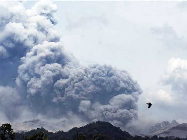 Al menos tres muertos y miles de evacuados por la erupción de un volcán en Indonesia