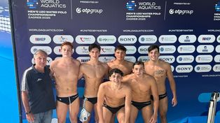 Los rosarinos en el seleccionado Sub 20. El DT Fernando Arregui, Lautaro Camino (Provincial), Joaquín Rosso (GER), Augusto Oliva (CAF), y Alejo Teijeiro (CAF), y agachados Bautista Calcagno (GER) y Santiago Rivera (Provincial).