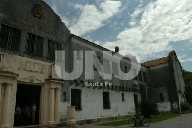 Evacuaron a los alumnos de la Escuela Normal por una pérdida de gas externa al edificio