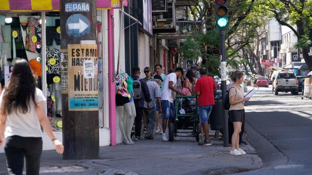 Foto de archivo. Hubo bastante movimiento en calle San Luis en busca de adornos para el arbolito de Navidad&nbsp;