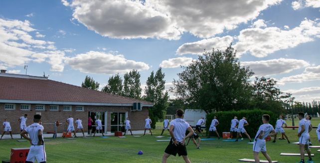 Santella: Lo lógico sería entrenar entre cuatro y seis semanas