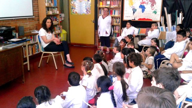 La docente Jimena Dib, en plena charla con un grupo de alumnos de primaria.