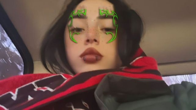 Nicki Nicole subió historias a Instagram donde se la ve usando una bufanda de Newells.&nbsp;