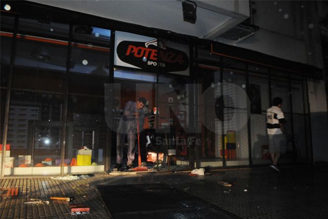 Hubo robos y destrozos en varios comercios de la ciudad