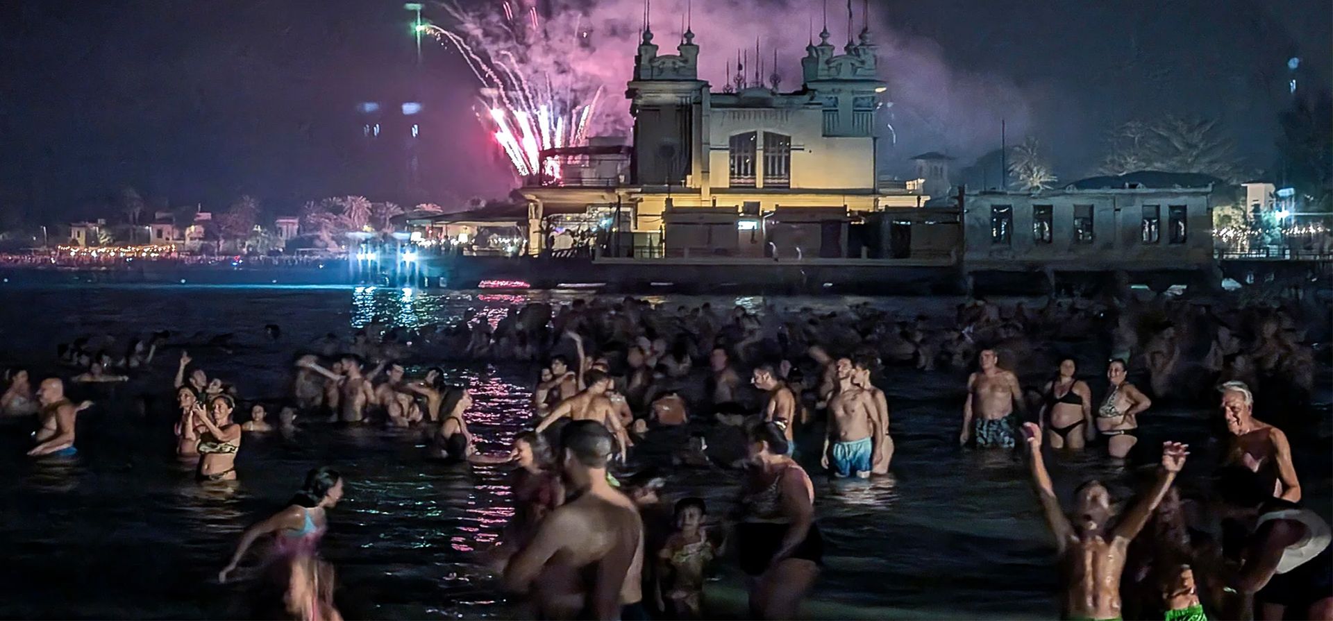 Bañistas se paran en el mar en la playa de Mondello en Sicilia para celebrar Ferragosto, un día festivo italiano que cae el 15 de agosto de cada año, coincidiendo con la importante fiesta católica de la Asunción de María. También representa el pináculo de la temporada de vacaciones de verano, Palermo, Italia. Fotografía: Igor Petyx/EPA Bañistas se paran en el mar en la playa de Mondello en Sicilia para celebrar Ferragosto, un día festivo italiano que cae el 15 de agosto de cada año, coincidiendo con la importante fiesta católica de la Asunción de María. También representa el pináculo de la temporada de vacaciones de verano, Palermo, Italia. Fotografía: Igor Petyx/EPA