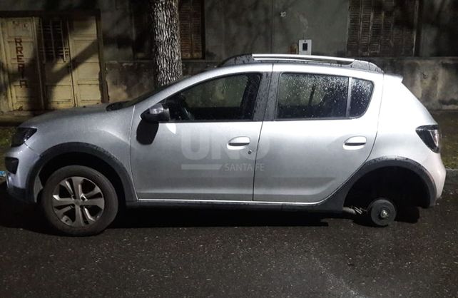 Así dejaron el auto en barrio Candioti Norte.