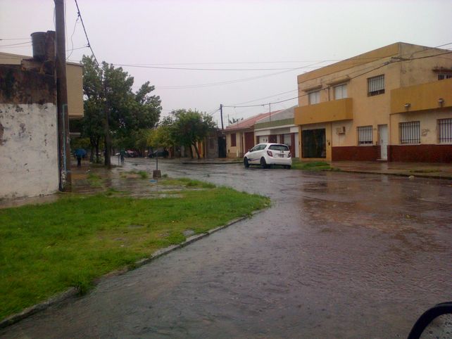 Poste caído en La Rioja y Santiago de Chile. Foto: Mariano