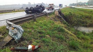 El accidente se dio pasado el mediodía sobre la ruta 14 con condiciones de piso mojado producto de las lluvias.