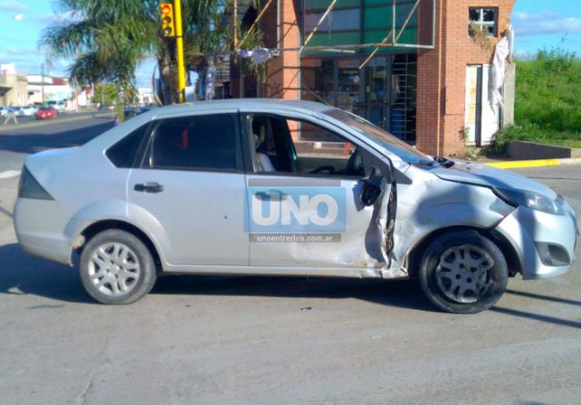 Un motociclista sufrió importantes heridas en la cara al chocar con un auto