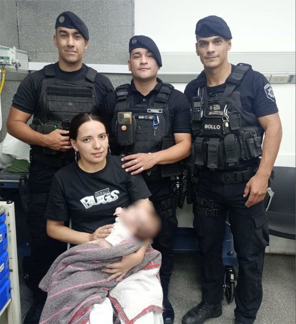Los policías de la PAT junto a la nena auxiliada y su mamá en el Hospital de Niños.&nbsp;