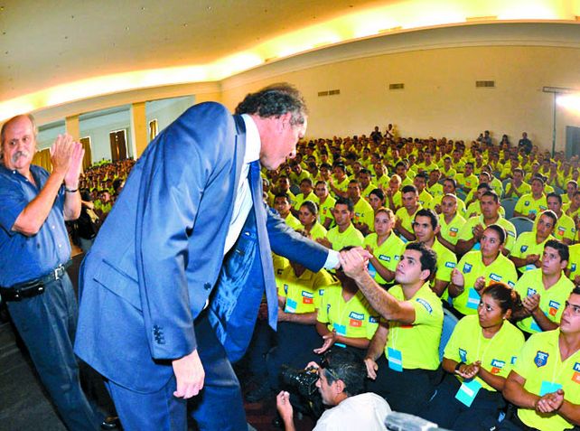 Daniel Scioli agradeció a los policías en el Hotel Provincial.