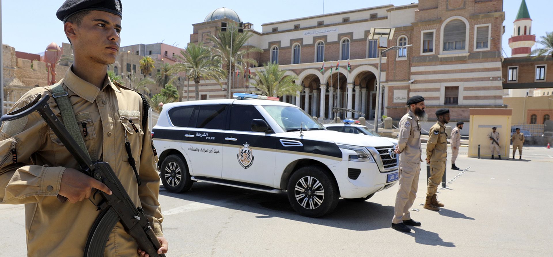Soldados libios vigilan la sede del Banco Central en Trípoli, Libia, el martes 27 de agosto de 2024. (Foto AP/Yousef Murad) Soldados libios vigilan la sede del Banco Central en Trípoli, Libia, el martes 27 de agosto de 2024. (Foto AP/Yousef Murad)
