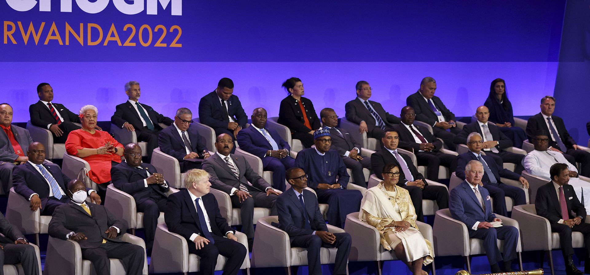 El primer ministro británico, Boris Johnson, el presidente de Ruanda, Paul Kagame, la secretaria general de la Commonwealth of Nations, Patricia Scotland, el príncipe Carlos de Gran Bretaña y el sultán de Brunei, Hassanal Bolkiah, asisten a la ceremonia de apertura de la Reunión de Jefes de Gobierno de la Commonwealth (CHOGM) el viernes 24 de junio de 2022 en Kigali, Ruanda.