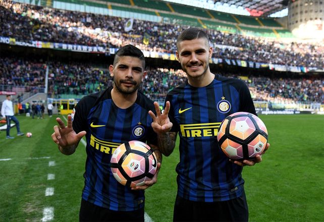 Banega e Icardi posan con las pelotas que se llevaron por anotar tres goles cada uno.