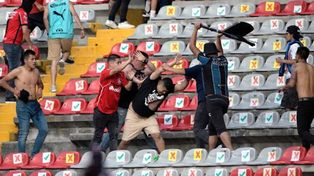 Locura total. El ataque salvaje de los barras de Querétaro arrojó más de 22 heridos y 17 muertos.&nbsp;