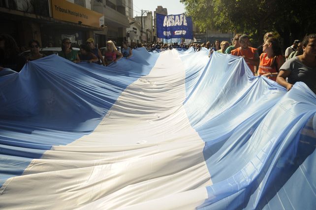 Multitudinaria marcha de trabajadores en el microcentro santafesino