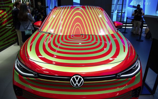 Un proyecto de vehículo en estudio ID.5 GTX de VW se puede ver en el stand de Volkswagen antes del inicio del Salón Internacional del Automóvil (IAA Mobility) en Munich