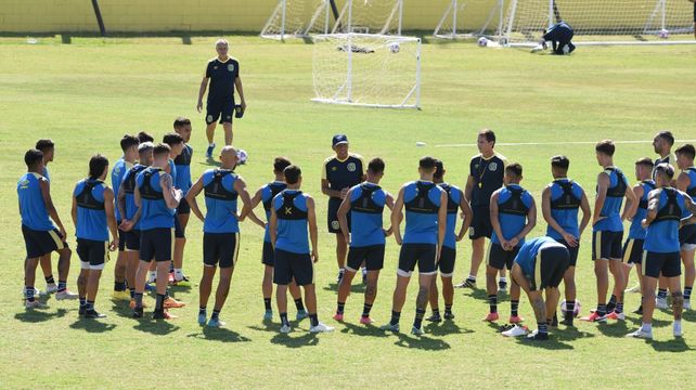El plantel canalla continúa con la preparación física y futbolística en Arroyo Seco.