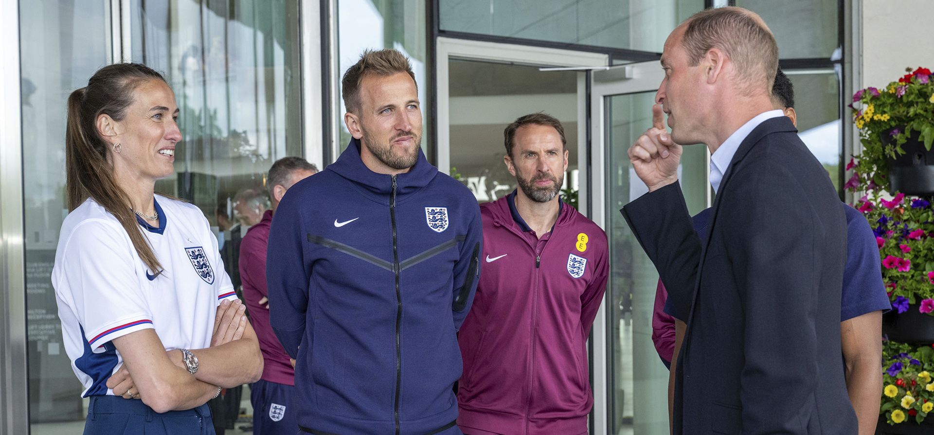 El príncipe William de Gran Bretaña, habla con Jill Scott, a la izquierda, Harry Kane, y Gareth Southgate durante una visita a St George's Park, en Burton upon Trent, Staffordshire, para reunirse con el equipo de fútbol masculino de Inglaterra antes de la UEFA Euro 2024. campaña, lunes 10 de junio de 2024. (Paul Cooper, Pool Photo vía AP) El príncipe William de Gran Bretaña, habla con Jill Scott, a la izquierda, Harry Kane, y Gareth Southgate durante una visita a St George's Park, en Burton upon Trent, Staffordshire, para reunirse con el equipo de fútbol masculino de Inglaterra antes de la UEFA Euro 2024. campaña, lunes 10 de junio de 2024. (Paul Cooper, Pool Photo vía AP)