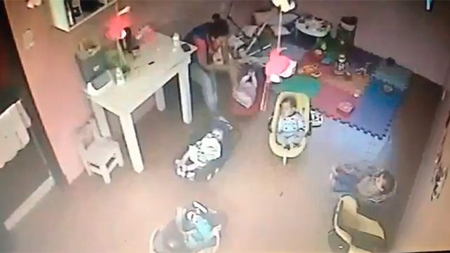 Maestra fue filmada cuando maltrataba a una beba