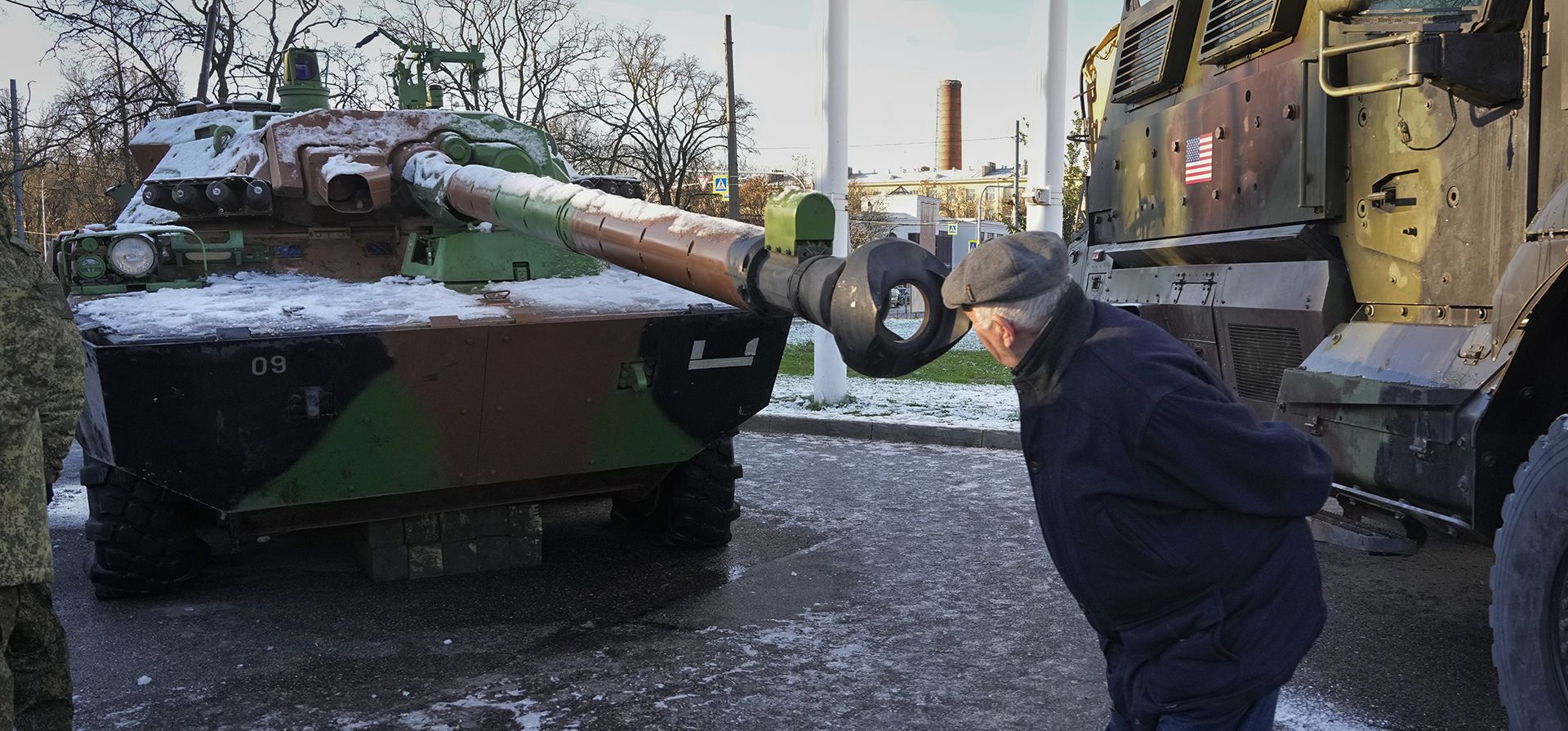 Un hombre examina un tanque ucraniano AMZ-10 en una exposición que presenta equipo militar capturado a las fuerzas de Kiev durante los combates en Ucrania, durante el Día de la Unidad Nacional en San Petersburgo, Rusia, el lunes 4 de noviembre de 2024. (Foto AP/Dmitri Lovetsky) Un hombre examina un tanque ucraniano AMZ-10 en una exposición que presenta equipo militar capturado a las fuerzas de Kiev durante los combates en Ucrania, durante el Día de la Unidad Nacional en San Petersburgo, Rusia, el lunes 4 de noviembre de 2024. (Foto AP/Dmitri Lovetsky)