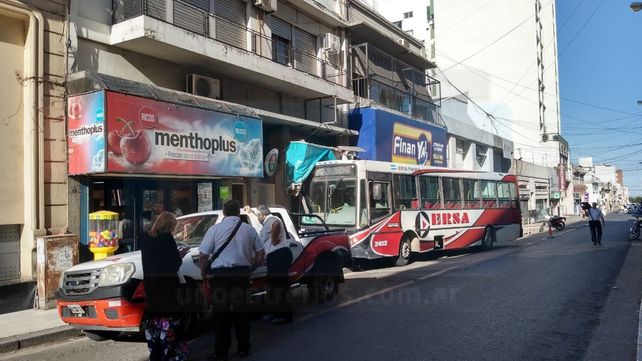 Colectivo de ERSA se subió a la vereda en calle España