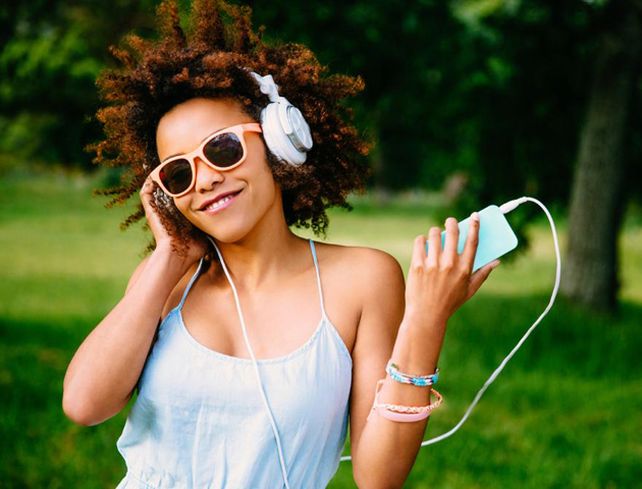 La agencia sanitaria de Naciones Unidas sugiere a los padres y profesores que eduquen a los jóvenes sobre los riesgos de niveles de sonido inseguro.