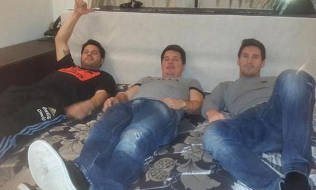 Más fotos de Messi con fans, sus hermanos y Antonella