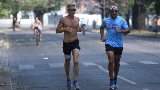 Correr sin hidratación en plena ola de calor puede generar problemas a la salud.