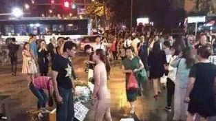 Una mujer se desnudó mientras discutía con su novio en plena calle