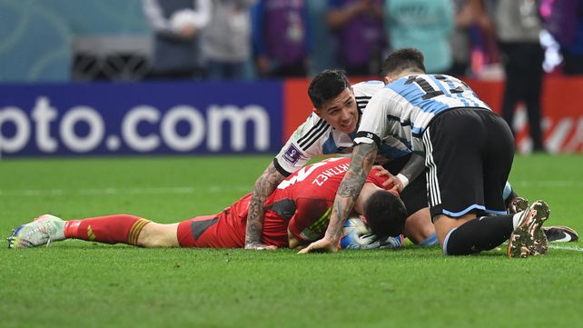 Enzo Fernández y Otamendi felicitan a Dibu Martínez por la tapada. Argentina sigue en el Mundial Qatar 2022.