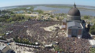 Una multitud en los 35 años de apariciones de la Virgen del Rosario