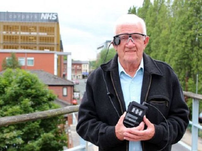 Un ojo biónico le devolvió la visión a un hombre británico