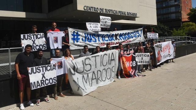Familiares y amigos pidieron justicia por la muerte de Marcos Guenchul.