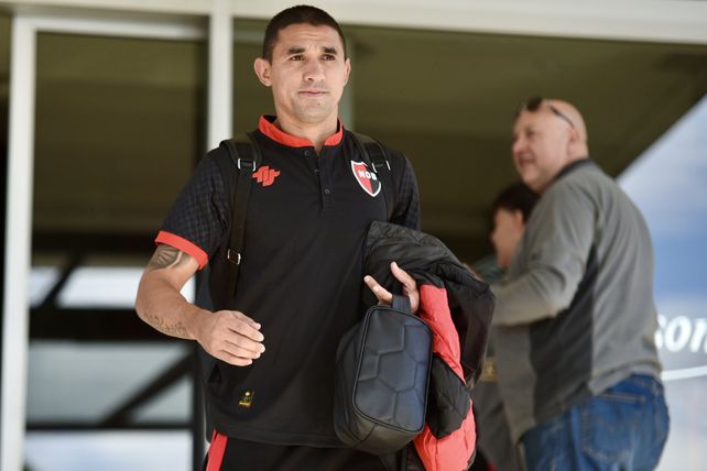 El zaguero central paraguayo Velázquez tiene que ir con la selección de su país a una gira por Perú