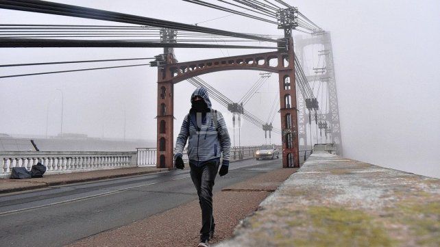 La ciudad de Santa Fe atrapada en una densa niebla: qué es este fenómeno y por qué se forma
