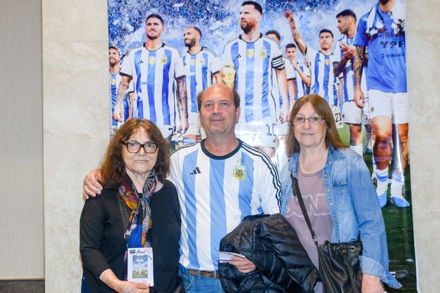 Flora Serafini, Juan Carlos Roth kegel y Josefina Woldarczikch