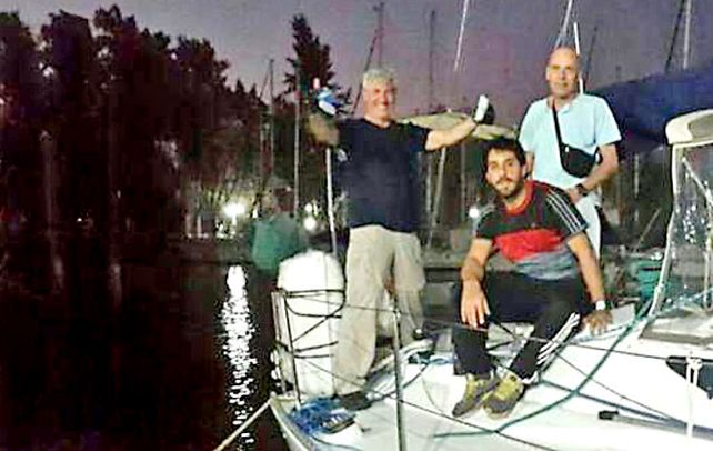 Incógnita. Jorge Benozzi (izquierda) y dos compañeros de travesía en una fotografía tomada antes de zarpar.