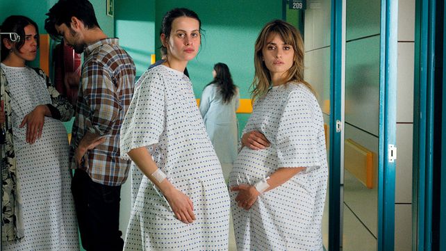 Penélope Cruz y Milena Smit son las protagonistas de este drama ambientado entre 2016 y 2019.