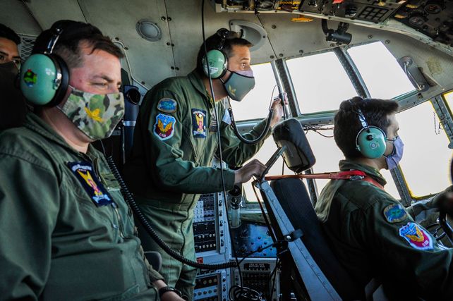El equipo de pilotos que guía el avión Hércules.