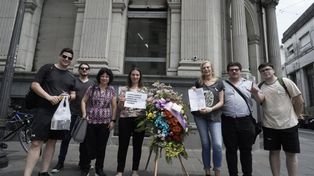 Libertarios despidieron a la Afip con una corona de flores en la sede del centro de Rosario