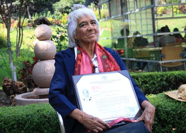 Tiene 80 años, se recibió de abogada y completó su tercera carrera universitaria