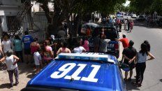 Muchos fueron a ver si podían recuperar sus perro robados al criadero clandestino de zona sur. Muchos fueron a ver si podían recuperar sus perro robados al criadero clandestino de zona sur.