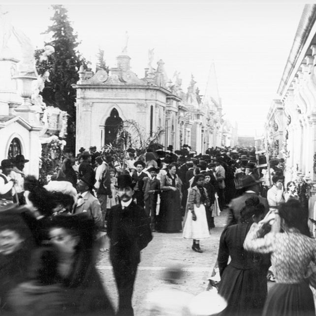 Una multitud reunida para honrar a sus muertos. Colección Hermanos Pusso Escuela Superior de Museología