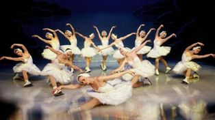 El Ballet Estatal de San Petersburgo sobre hielo presenta El lago de los cisnes