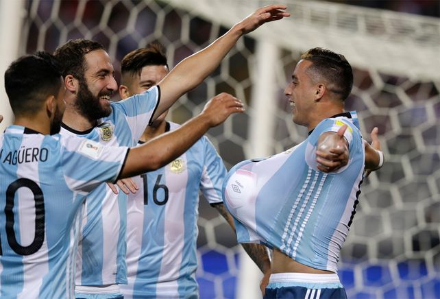 Funes Mori celebra el 1-0 junto a Agüero