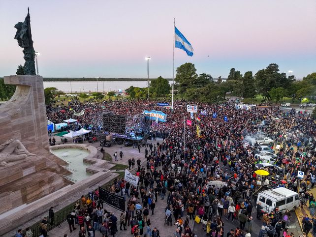 Una nueva marcha universitaria copó el Monumento Nacional a la Bandera