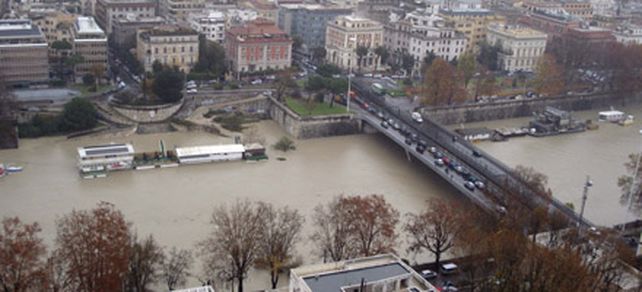 Contienen el r&iacute;o T&iacute;ber y el centro de Roma se salva de la inundaci&oacute;n