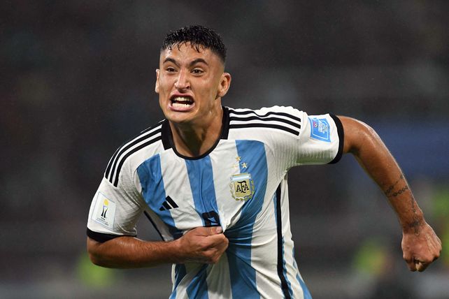 Veliz tiene pasado por la selección juvenil sub-20. Disputó el Mundial de 2023, que se hizo en Argentina.
